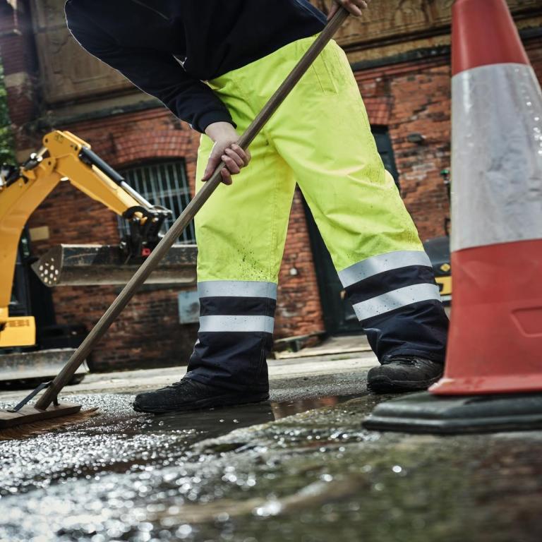 Pro hi-vis insulated overtrousers