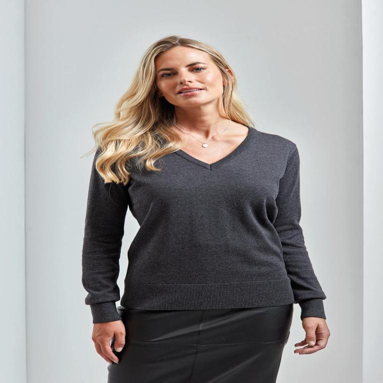 Women's v-neck knitted sweater